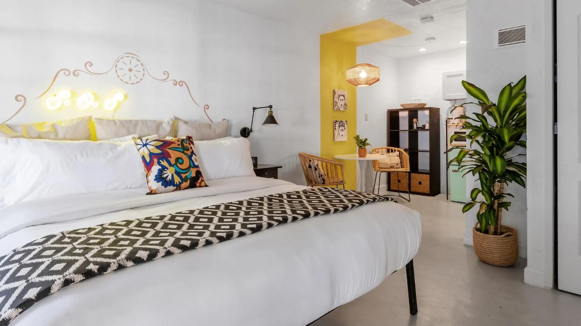 Hotel Downtown Palm Springs Sunny Poolside Suite