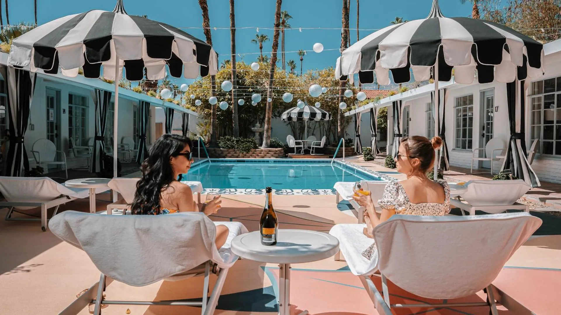 Downtown Palm Springs Sunny Poolside Suite
